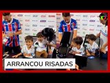 Filho de Everton Ribeiro puxa hino do Flamengo em apresentação do pai no Bahia