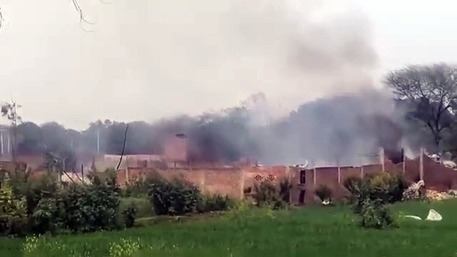 कौशांबी:पटाखा फैक्ट्री में लगी भीषण आग, कई सौ मीटर दूर जाकर गिरे लोगों के चीथड़े, देखें वीडियो