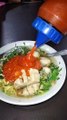 Makan Bakso dengan cabe melimpah