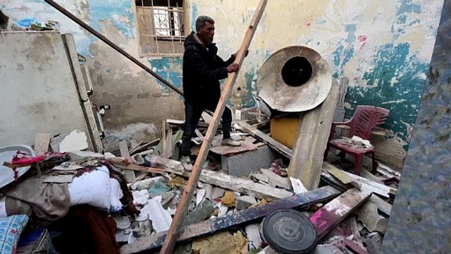 فلسطينيون يبحثون عن مقتنياتهم بين الركام في رفح