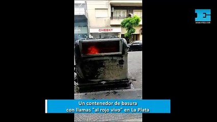 Un contenedor de basura con llamas "al rojo vivo" en La Plata