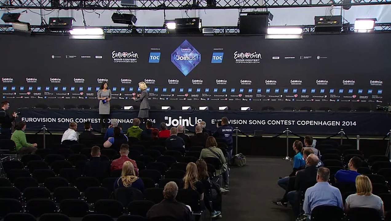 Ulla Essendrop rørt til tårer: Får blomster midt i interview |2014| DR