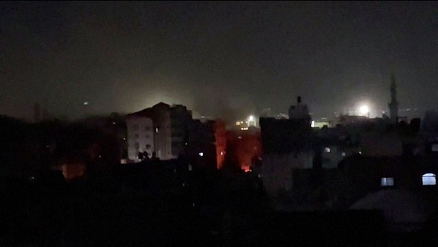 أعمدة دخانية فوق رفح عقب ضربات إسرائيلية