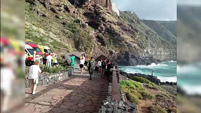 Rescatan a un menor y buscan a un adulto desaparecido al caer al mar en una playa de Tenerife