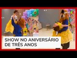 Garotinha de 3 anos ensaia para dançar em aniversário e surpreende familiares