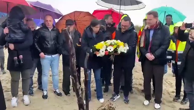 La tragedia di Cutro, Elly Schlein depone una corona di fiori a Steccato e chiede Verità e giustizia per le vittime