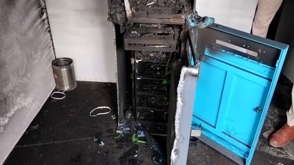 एटीएम को काट कर चोर ले गए 87900 रुपए, आग भी लगाई, देखे वीडियो