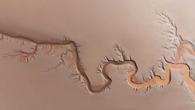 Un fotógrafo chino capta una espectacular crecida de río con forma de dragón