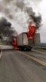 Incineran camión con harina de contrabando