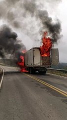 Incineran camión con harina de contrabando