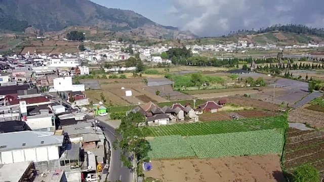 PEMANDANGAN ALAM DARI CAMERA DRONE DI ATAS LANGIT DIENG