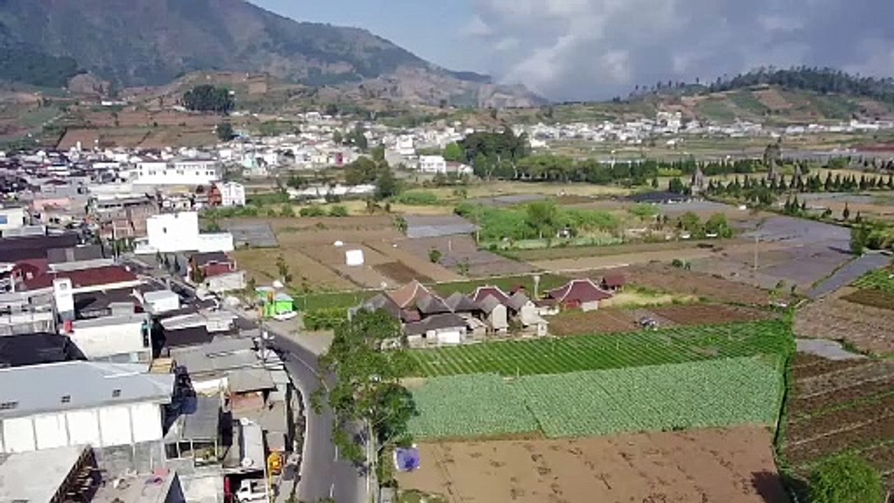 PEMANDANGAN ALAM DARI CAMERA DRONE DI ATAS LANGIT DIENG