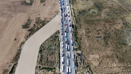 "جزيرة من أرض".. شاحنات إنسانية متكدسة عند حدود مصر مع غزة