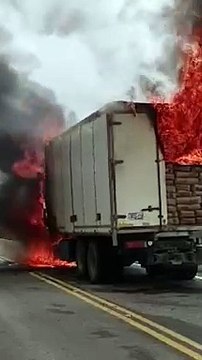 Militares incineran camiòn con harina de contrabando tras ataque a uniformados.