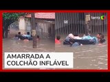 Chuva no Rio: idosos são resgatados em lata de lixo e colchão