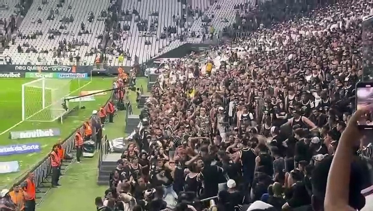 Vídeo: Torcedores do Corinthians brigam no setor das organizadas em Itaquera