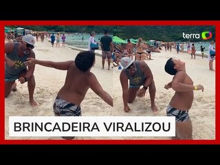 Menino viraliza ao imitar 'bonecão de posto' em praia do RJ