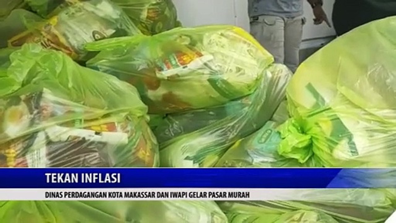 ( TEKAN INFLASI ) DINAS PERDAGANGAN KOTA MAKASSAR DAN IWAPI GELAR PASAR MURAH