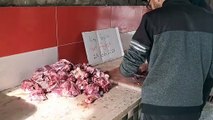 Daging seekor kambing biri-biri berjaya diagihkan kepada 30 buah keluarga pelarian di Deir Balah, tengah Gaza (23 Februari 2024)