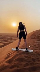 Télécharger la video: Sandboarding in desert safari Dubai, Adventure Dubai