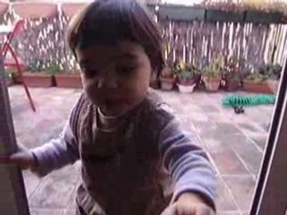 Bébé parle bébé.