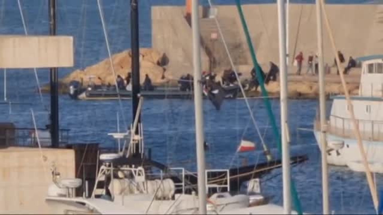 Llegan dos pateras al puerto de Roquetas de Mar a plena luz del día