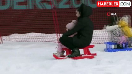 Palandöken'de kayak keyfi sürüyor