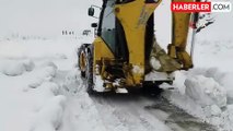 Batman'da kar kalınlığının 2 metreyi aştığı grup köy yolu ulaşıma açıldı