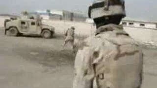 Un mouton attaque un soldat Américain