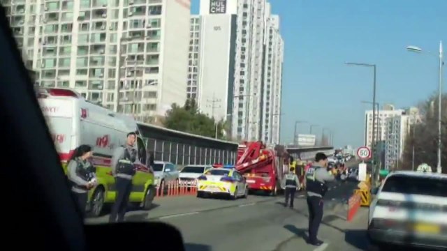 중앙선 넘은 승용차가 승합차 들이받아...1명 사망·4명 부상 / YTN