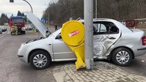 Zderzenie VW ze skodą w Przemyślu. Jedno z aut uderzyło w latarnię