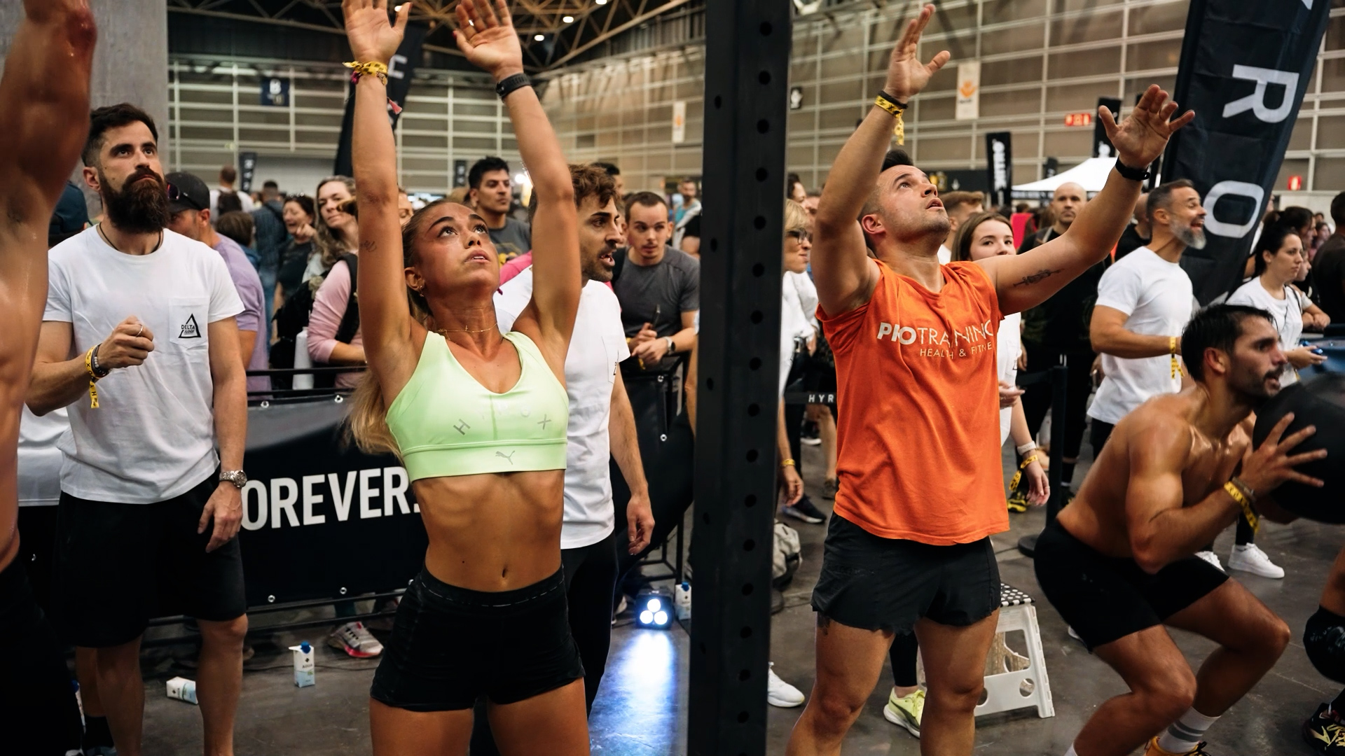 HYROX es la nueva carrera de fitness que combina 8 km de running y 8 workouts de manera intercalada. Se organizan eventos a lo largo de la temporada, donde cualquiera puede competir sin clasificaci�n previa.

En los eventos, todos los participantes deben completar el mismo recorrido y recibir�n su tiempo personal para poder ver su clasificaci�n a nivel mundial tanto en dobles como en individuales.