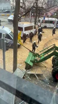 Las impactantes imágenes de un agricultor enfrentándose a la policía con un tractor en Bruselas
