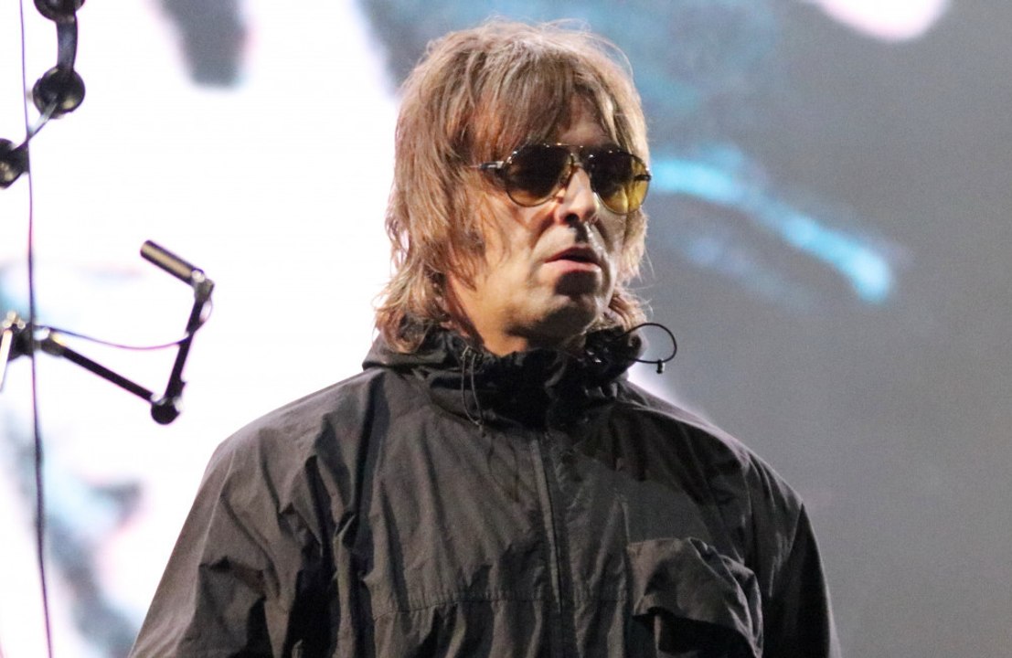 Liam Gallagher degli Oasis a caccia di coppiette e guardoni nel parco della sua casa