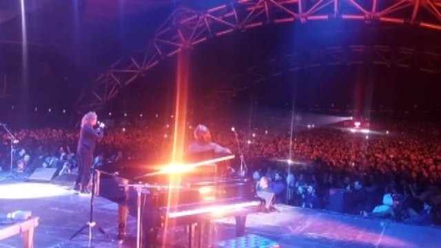 Fiorella Mannoia canta Pino Daniele al concerto Life for Gaza