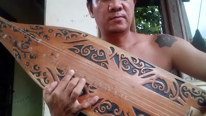 belajar musik tradisional suku Dayak