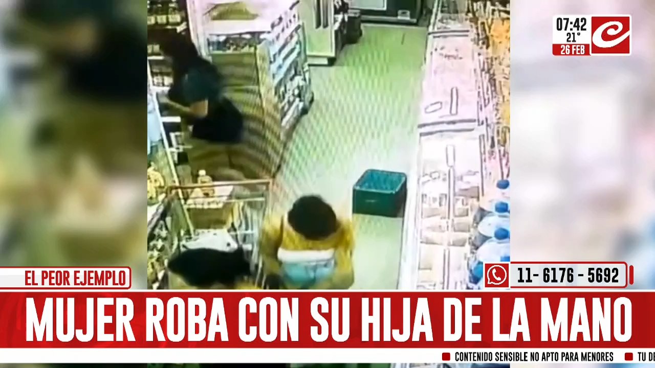 Mujer roba con su hija de la mano