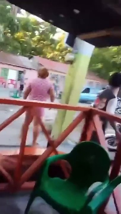 Policías arrancan motor con joven esposado detrás en Cabral