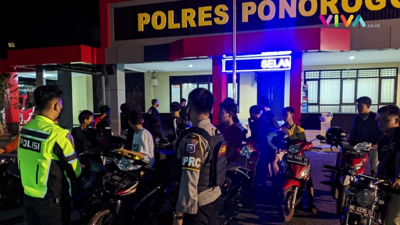 Brutal!! Pemuda Mabuk Dikeroyok Pengendara Motor Mabuk