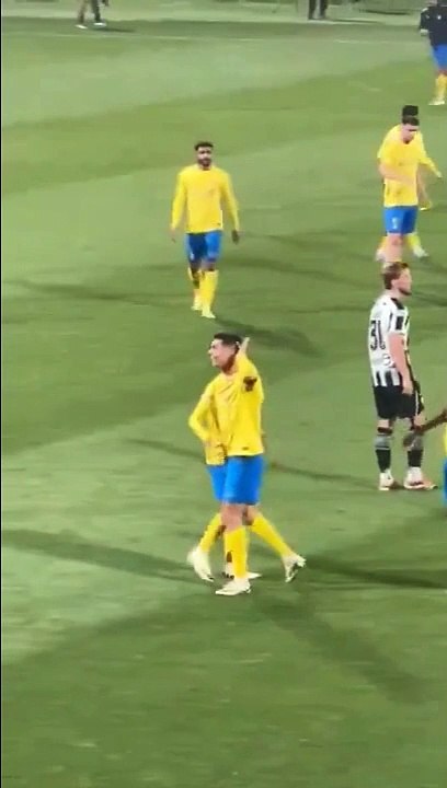 Le geste obscène de Cristiano Ronaldo envers les supporters qui crient 'Messi'