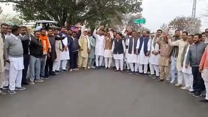 साड्डा हक एथे रख... के नारों के साथ किसानों ने निकाला विशाल ट्रैक्टर रोष मा