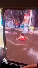 Juegan en inundacion