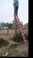 Electricistas hondureños hacen riesgosa maniobra para reparar cableado