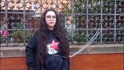 Cariche della polizia di Pisa, studentessa si incatena: "Il prefetto ascolti la nostra voce"