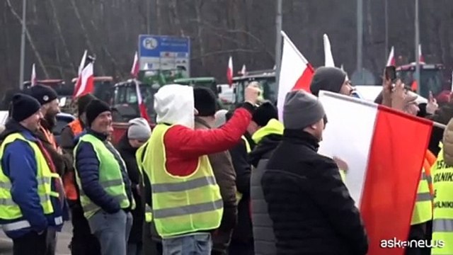 Centinaia di trattori polacchi bloccano l'autostrada per la Germania