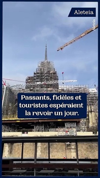 La flèche de Notre-Dame se dévoile dans le ciel de Paris
