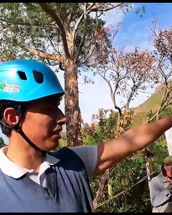 maisonnette en Bois inimaginable,  accroché par les câbles à la montagne une vue panoramique ( Colombie)