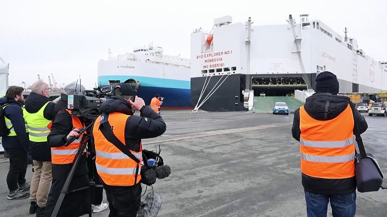 Bremerhaven: Megafrachter bringt tausende E-Autos aus China