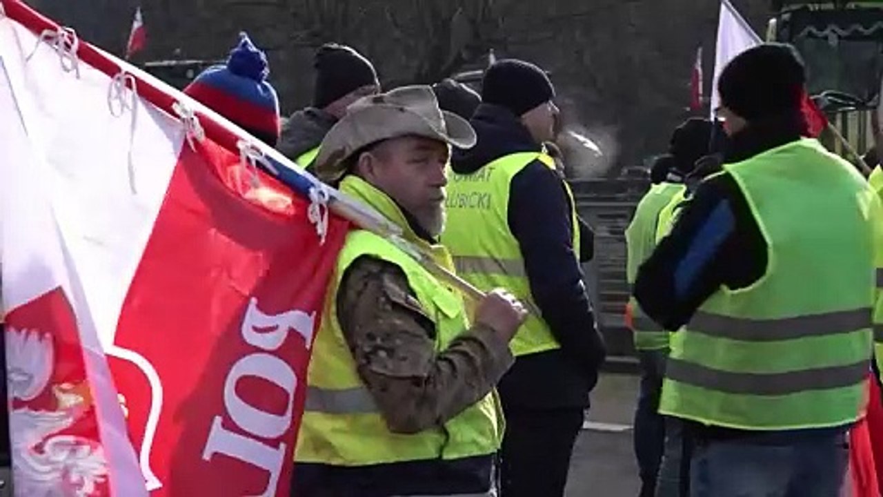 Polnische Bauern blockieren Autobahn A12 nach Deutschland