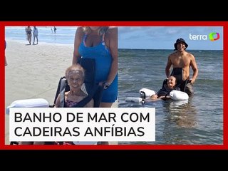 Residencial de idosos leva pacientes para banho de mar com cadeiras anfíbias